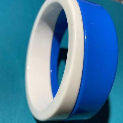 Vintage Mid-Century Modern Blue/White Lucite 1" Wide Bangle Bracelet in VG Preowned Condition.