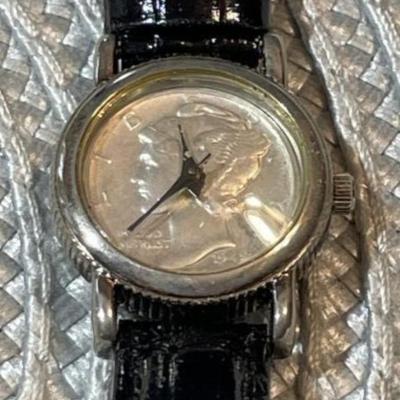 Vintage Ladies Dated 1945 US Silver Mercury Dime (Lady Liberty) Quartz Wristwatch in Good Preowned Condition. (Running).