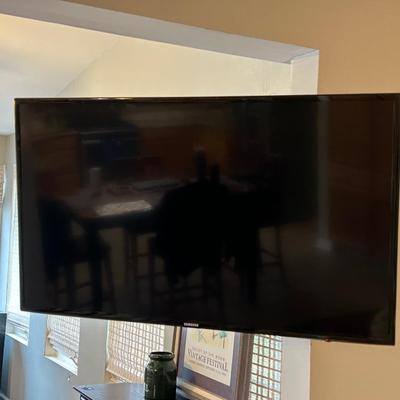 LOT 5: Samsung TV with Remote