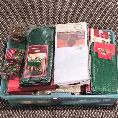 LOT 15: Christmas Linens Napkins and Tablecloths