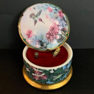 LOT 147: Beautiful Lena Liu Hummingbird Music / Trinket Boxes and the Stunning 
