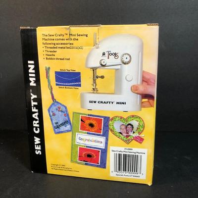 LOT 48C: Scrap Fabric, Epic Tools Mini Sewing Machine & Quilt Patterns / Books
