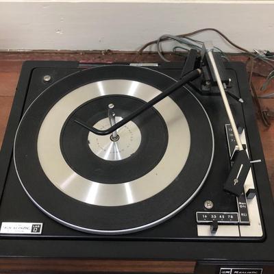 LOT 64Z: Vintage Cuing Realistic Auto-Manual Lab 12 Turntable / Record Player