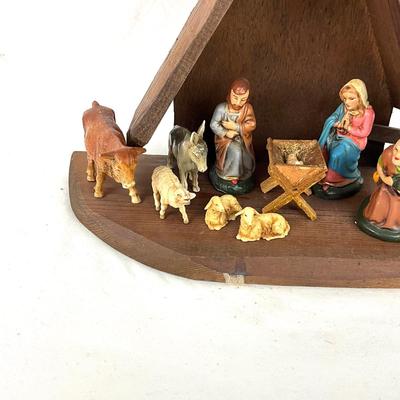 940 Vintage Creche Nativity Scene & Wooden Manger