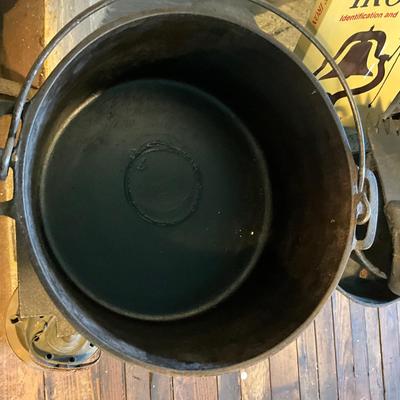 1452 Cast Iron Lot = Wagnerware Roaster, Bookends, Two small skillets, Ice Shaver