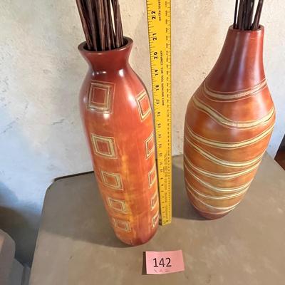 2 Decorator vases
