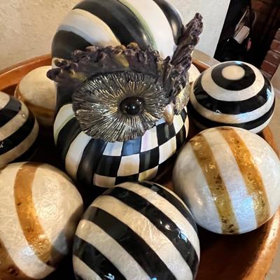 Primitive bowl with decor