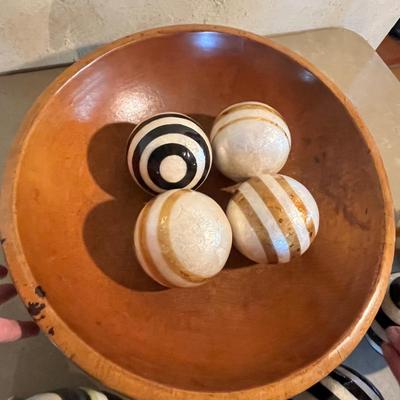 Primitive bowl with decor