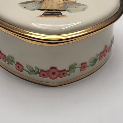 2007 Porcelain Hummel Granddaughter Music Box