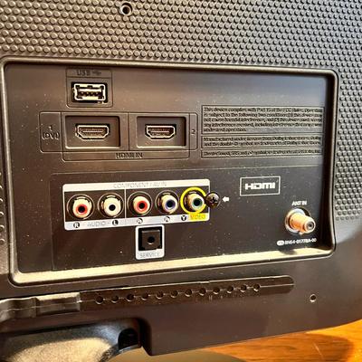 18â€ Samsung TV w Stand