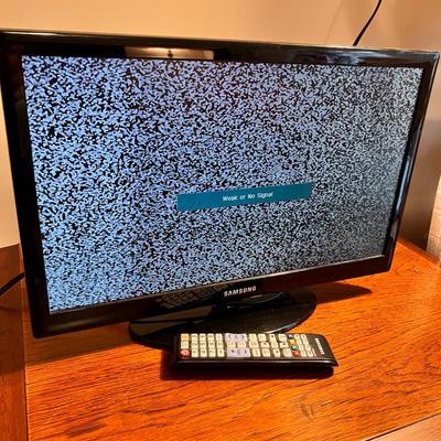 18â€ Samsung TV w Stand