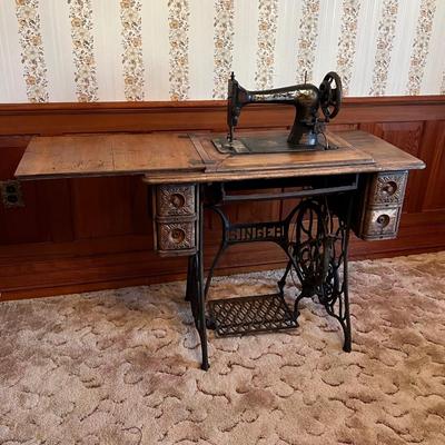 SINGER ~ Antique Sewing machine ~ *Read Details