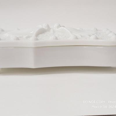 Vintage Imperial Sea Shell Milk Glass Trinket box