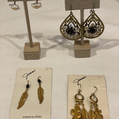 4 pairs of earrings