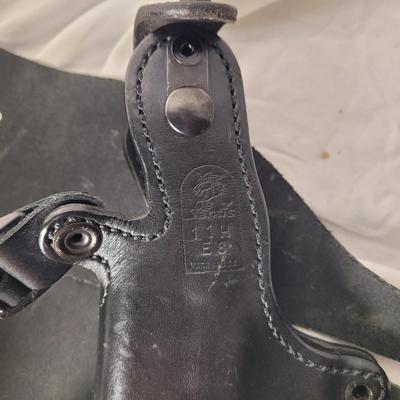 Black leather DeSantis shoulder holster 2 clip holder and holster