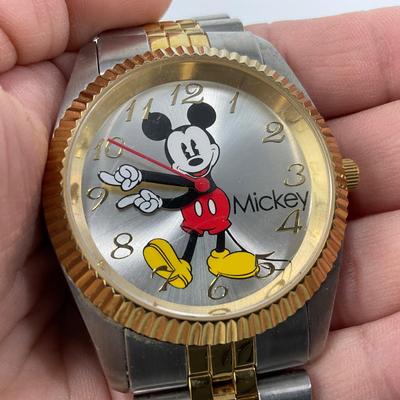 -86- WATCH | Disney Jumbo Mickey Mouse Menâ€™s â€œMoving Handsâ€ Watch