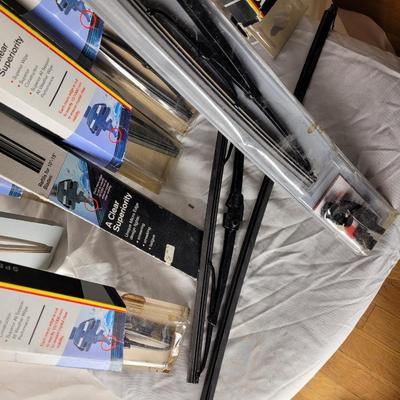 Lot of assorted windshield wipers