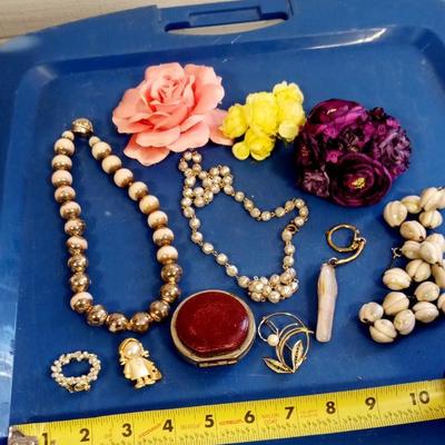 LOT 74 LOT OF OLD JEWELRY