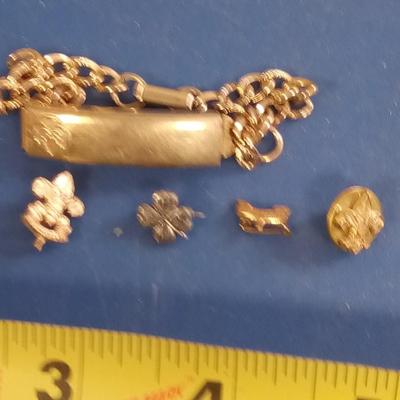LOT 78 LOT OF OLD GIRL SCOUT PINS AND BRACELET