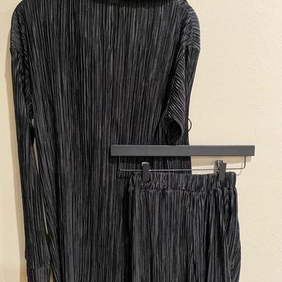 Plisse textured long sleeve tunic and shorts - size S