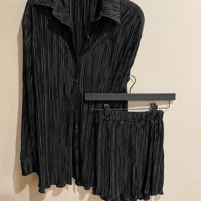 Plisse textured long sleeve tunic and shorts - size S
