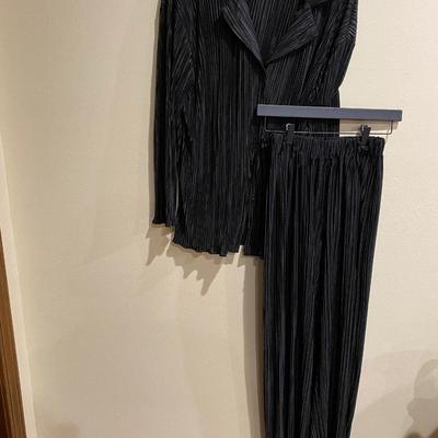 Long sleeved plisse textured tunic and pants - size S