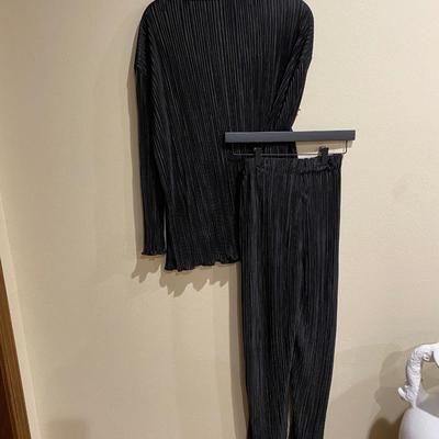 Long sleeved plisse textured tunic and pants - size S