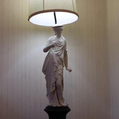 Classical Woman Figure Table Lamp