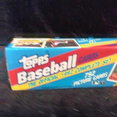 BOX OF 1992 TOPPS BASEBALL CARDS