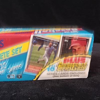 BOX OF 1992 TOPPS BASEBALL CARDS