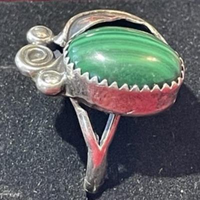 Vintage Dainty Native American Sterling Silver Malachite Ring Size-7 in Good Preowned Condition.