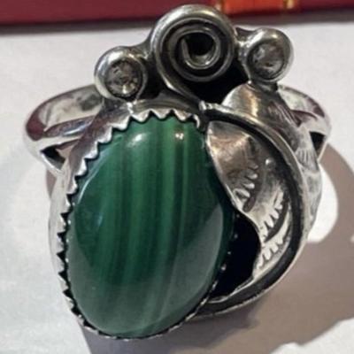 Vintage Dainty Native American Sterling Silver Malachite Ring Size-7 in Good Preowned Condition.