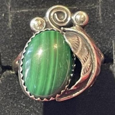 Vintage Dainty Native American Sterling Silver Malachite Ring Size-7 in Good Preowned Condition.
