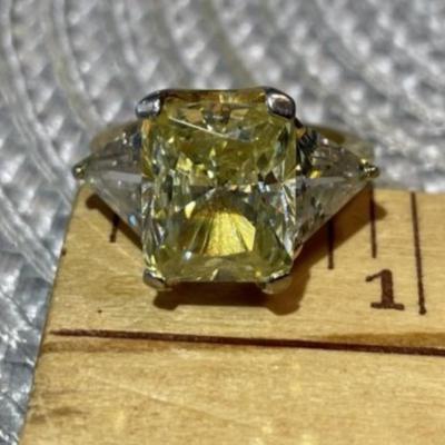 Vintage Gold-toned 3-Stone Fashion Cocktail Ring Size-7 in Good Preowned Condition.