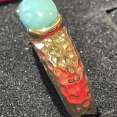 Vintage Hammered Sterling Silver/Gold-toned Turquoise Ring Size-8 in VG Preowned Condition.