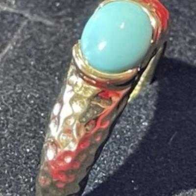 Vintage Hammered Sterling Silver/Gold-toned Turquoise Ring Size-8 in VG Preowned Condition.