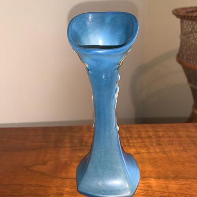 ROSEVILLE POTTERY, SNOWBERRY, BEAUTIFUL SINGLE HANDLED ROSE BUD VASE,
