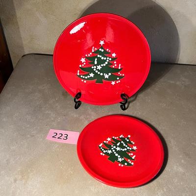 Waechtersbach Red Christmas Tree 2 plates | EstateSales.org