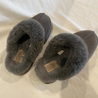 Ugg - grey sz 8