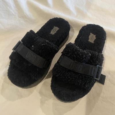 Ugh - black sandal - sz unknown (8?)