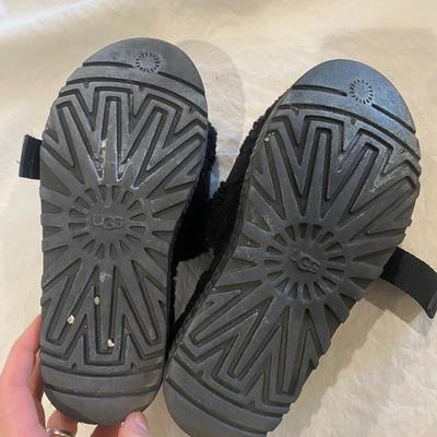 Ugh - black sandal - sz unknown (8?)