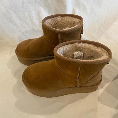 Ugg - brown boots sz 7