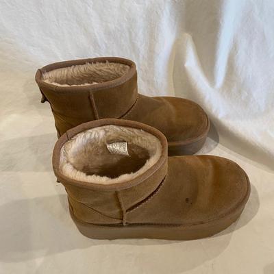 Ugg - brown boots sz 7