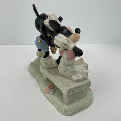 -168- LENOX | Vintage Disney â€œMickeys Sweetheart Serenadeâ€ Figure