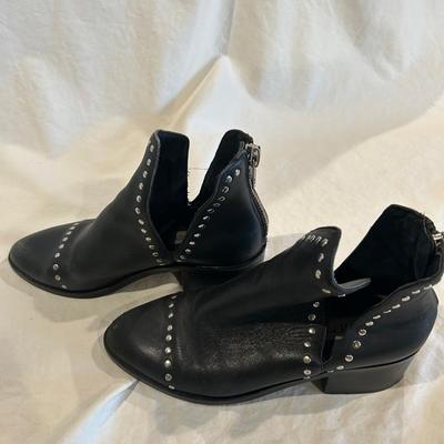 Steve Madden black back zip short boots / size 6
