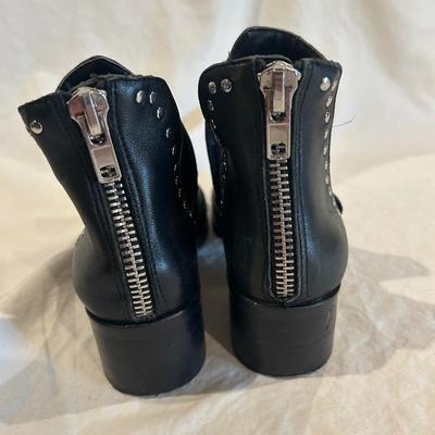 Steve Madden black back zip short boots / size 6