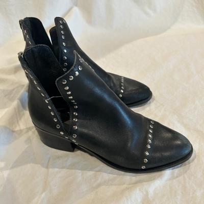 Steve Madden black back zip short boots / size 6