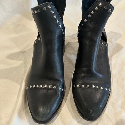 Steve Madden black back zip short boots / size 6