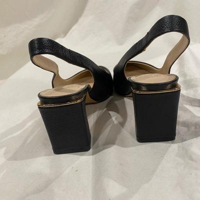 Vince Camuto - sz 5.5 - gold accent