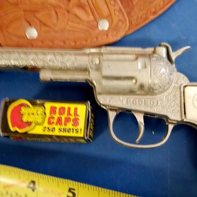 LOT 91 OLD CAP GUN HOLSTER AND BOX OF CAPS